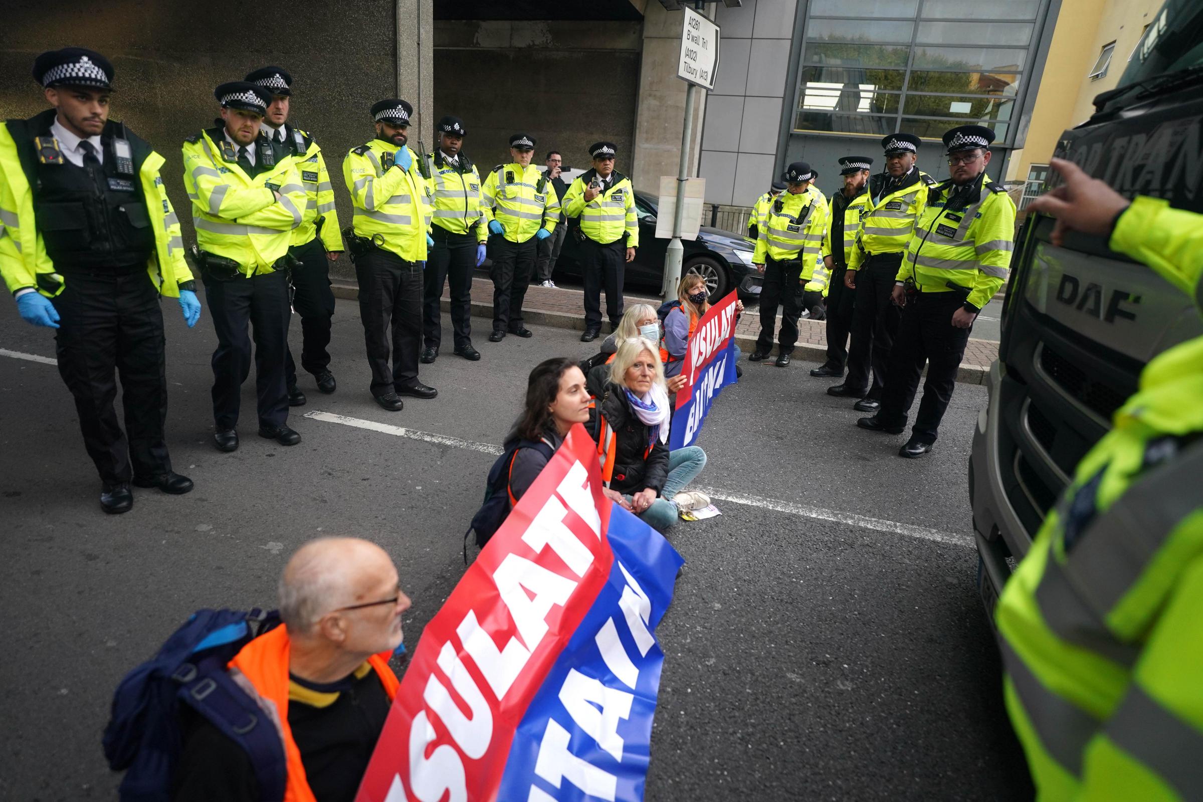 Uk Clamps Down On Motorway Blocking Campaign By Climate Protesters Reuters